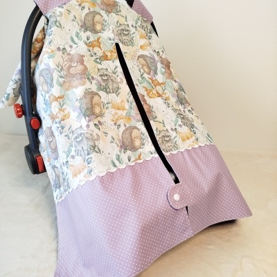 Capa protetora para cadeirinha de bebé com estampado de animais e parte inferior lilás com bolinhas brancas