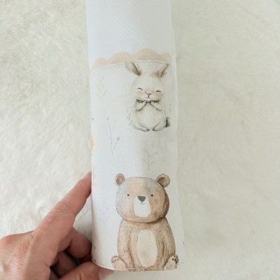 Cobertor infantil branco com estampa de coelho e urso em fundo branco felpudo