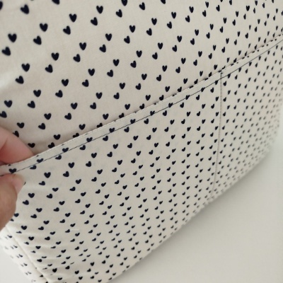 Bolsa branca com corações pretos e bolso externo