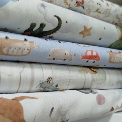 Tecidos para bebé com padrões infantis coloridos em prateleira