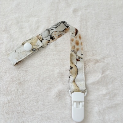 Cinta para chupeta em tecido com desenhos de animais e clip branco