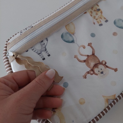 Bolsa infantil com padrão de animais e fecho