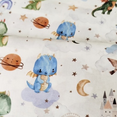 Tecido branco com padrão colorido de dragões, castelos e elementos celestiais