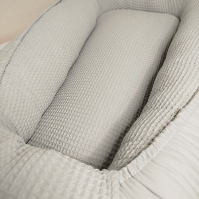 Ninho de bebé cinzento acolchoado com padrão quadrado