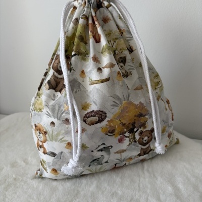 Mochila saco com estampado de animais da floresta e cordões brancos