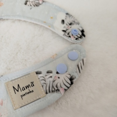 Babete azul claro com padrão de zebrinhas e fecho azul