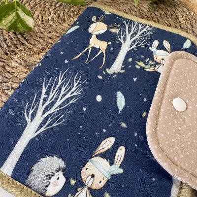 Tapete infantil azul escuro com desenho de cervo, coelho, ouriço e árvores com borda bege