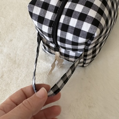 Bolsa xadrez preto e branco com zíper e alças finas