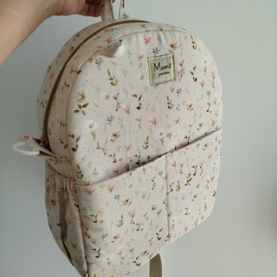 mochila creme floral com etiqueta Mama principal