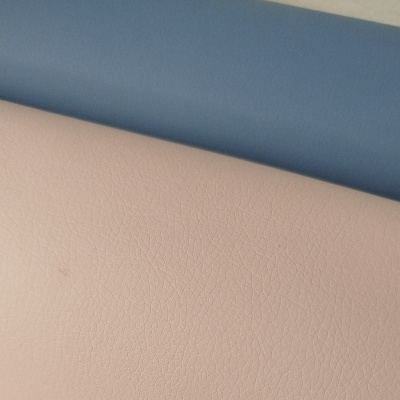 Dois rolos de tecido azul e bege com textura tipo pele.