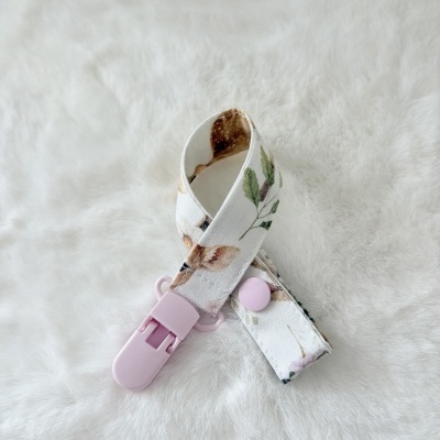 Prendedor de chupeta flores e folhas em tecido branco com presilha rosa