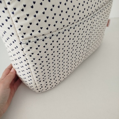 Bolsa branca com corações azuis e bolso lateral.