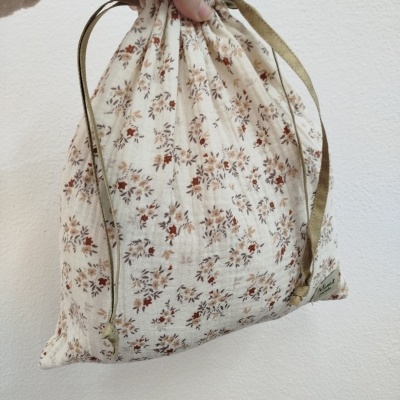 Saco de algodão com padrão floral e cordões verdes