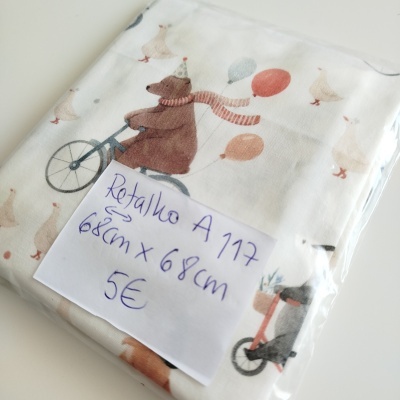 Retalho de tecido estampado com urso e patos, embalagem com etiqueta manuscrita