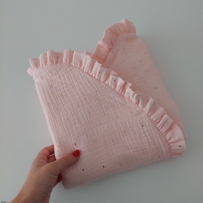 Almofada rosa com detalhes dourados e bordas franjadas