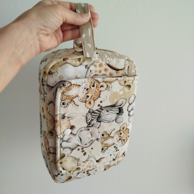 Bolsa tecido com padrão de animais da savana em tons de bege e creme com alça