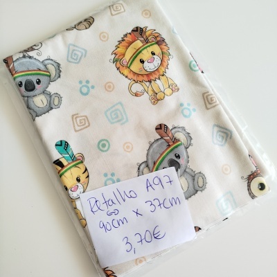 Tecido branco com desenhos de animais e nota manuscrita com medidas e preço.