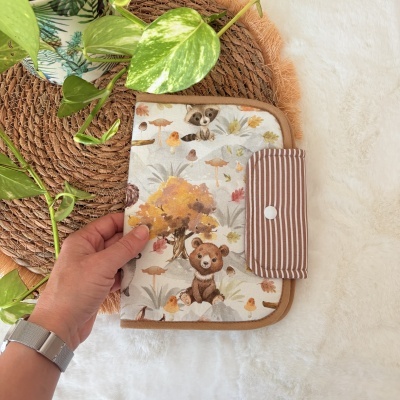 Carteira de tecido com padrão de animais e aba listrada castanha com botão