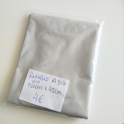 Tecido cinza claro embalado em plástico com etiqueta manuscrita