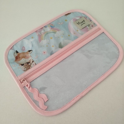 Bolsa rosa com estampa infantil e etiqueta Mamã primo