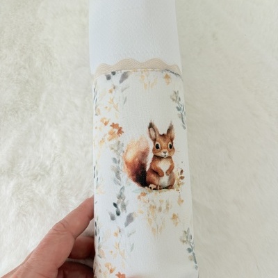 Rolo tecido branco com estampa de esquilo e folhas