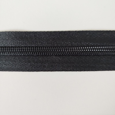 Fecho éclair preto com dentes de plástico e fita têxtil.