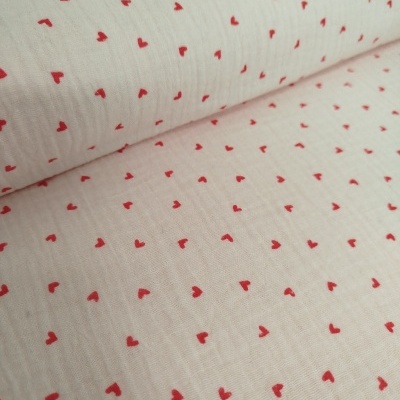 Tecido branco com corações vermelhos pequenos em padrão repetido