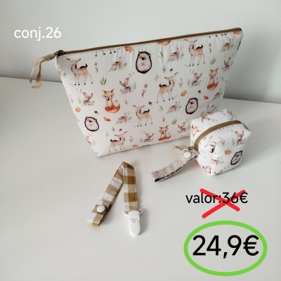 Conjunto bolsa e pequeno porta-objetos com padrão de animais da floresta em tecido branco.