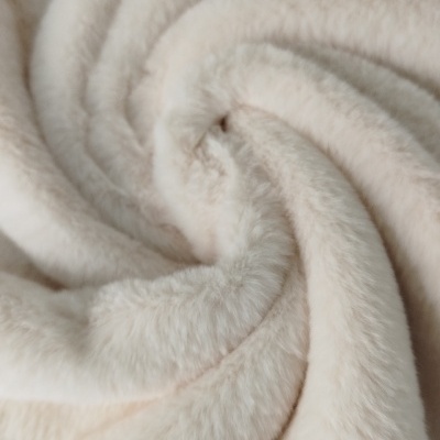 tecido macio de pelo sintético branco creme enrolado