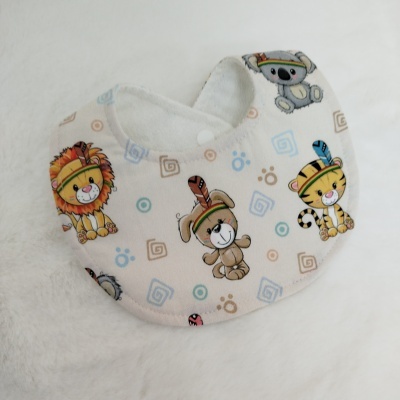 Babete bege com desenhos de animais com bandanas e penas