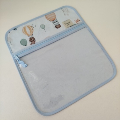 Organizador plástico transparente com bordas azuis e decoração infantil na parte superior.
