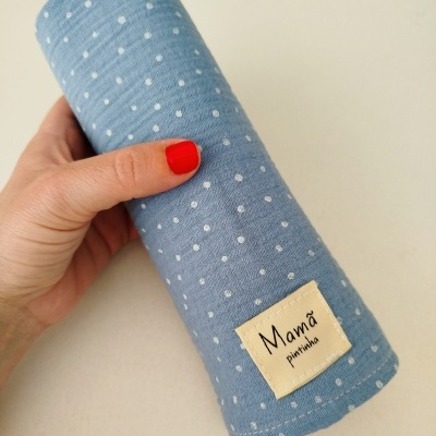 Manta azul com bolinhas brancas e etiqueta Mamá pintinha