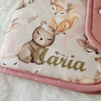 tecido infantil com estampado de animais e texto Maria