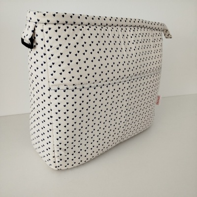 Bolsa organizadora creme com corações pretos e bolsinhos