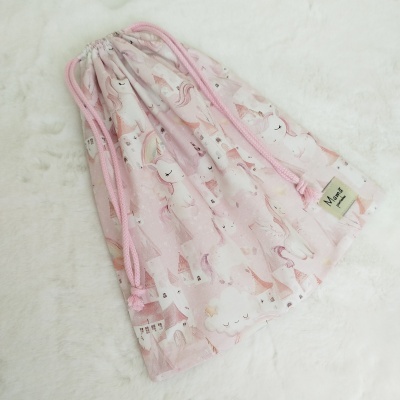 Saco de pano rosa com estampado de unicórnios e cordão rosa