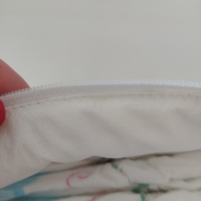 Tecido branco e estampado com costura em fundo neutro