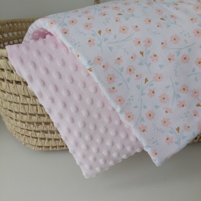 Manta dupla face para bebé com padrão floral e textura de bolinhas rosas