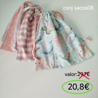 Quatro sacos de tecido com diferentes padrões e cordões para fecho