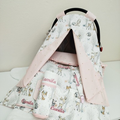 tenda de tecido infantil com padrão de animais e nome bordado, detalhes rosa e branco