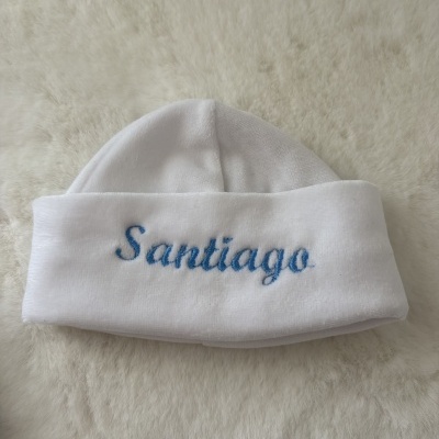 Gorro branco com palavra Santiago bordada em azul