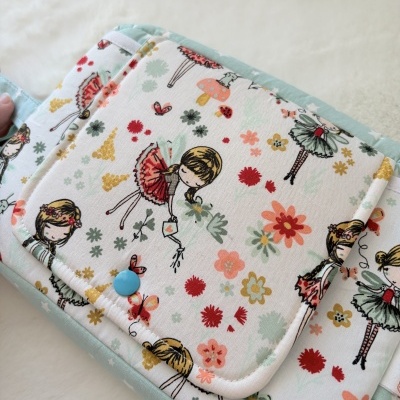 Bolsa de tecido com padrão de meninas e flores coloridas