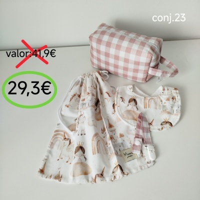 Conjunto de bebé com babete decorado, saco com cordão e porta-chupeta com padrão infantil e nécessaire em padrão xadrez rosa e branco