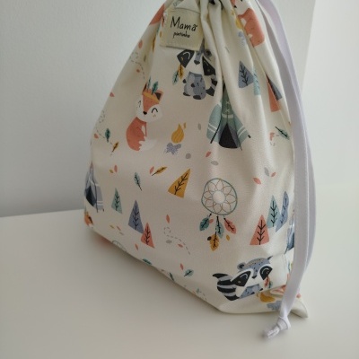 saco de tecido com estampado colorido de animais e folhas, etiqueta Mama pajarita