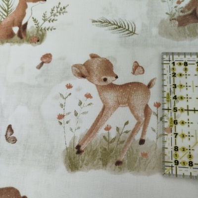 Tecido branco com cervo castanho claro, borboletas, flores e régua para escala