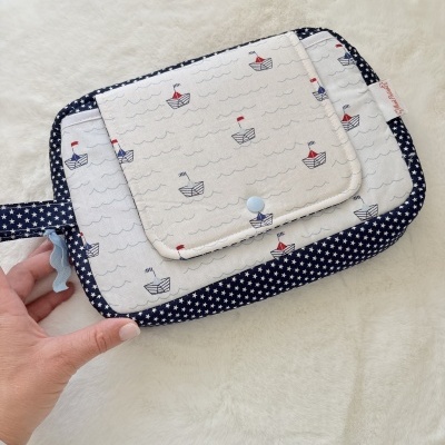 Bolsa de tecido com padrão de barcos e estrelas em fundo branco e azul