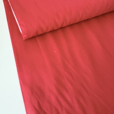 Tecido vermelho de algodão dobrado e estendido