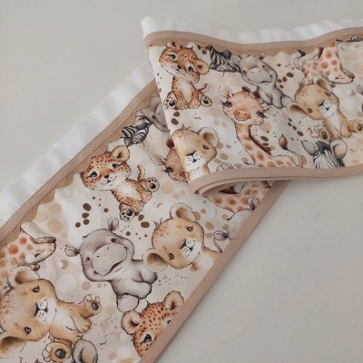 Faixa de tecido com desenhos de animais bebés em tons neutros