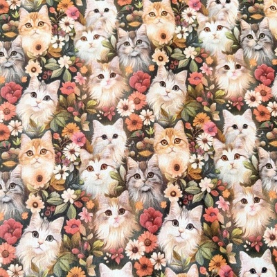 Tecido estampado com gatos e flores coloridas.