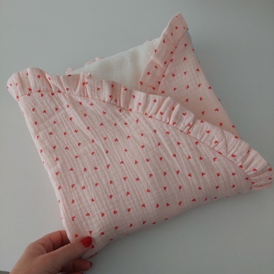 Manta ou toalha rosa com corações vermelhos em fundo branco