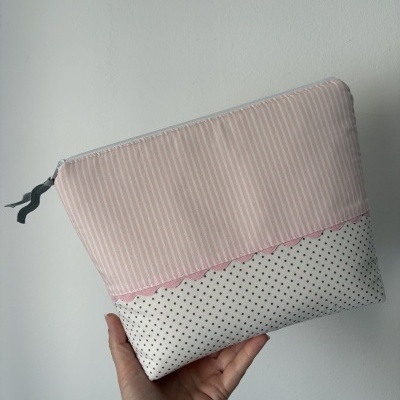 Bolsa pequena com riscas rosa e bolinhas pretas